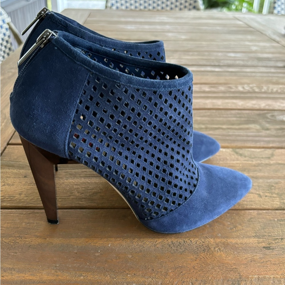 Saks Fifth Avenue Red Label,blue booties/boots Size 9 Suede. Metal metallic heel